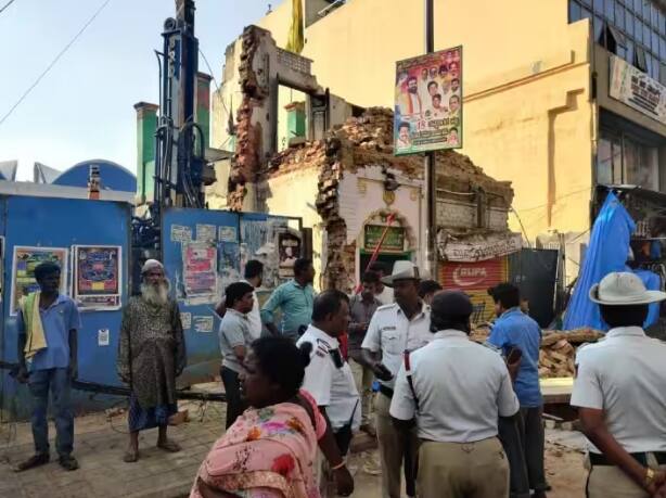 karnataka-bengaluru-dargah-collapsed-one-person-died-two-people-injured Bengaluru Dargah Collapsed:  ਬੈਂਗਲੁਰੂ 'ਚ ਦਰਗਾਹ ਦਾ ਕੁਝ ਹਿੱਸਾ ਡਿੱਗਿਆ, ਇਕ ਦੀ ਮੌਤ, ਦੋ ਮਜ਼ਦੂਰ ਜ਼ਖਮੀ