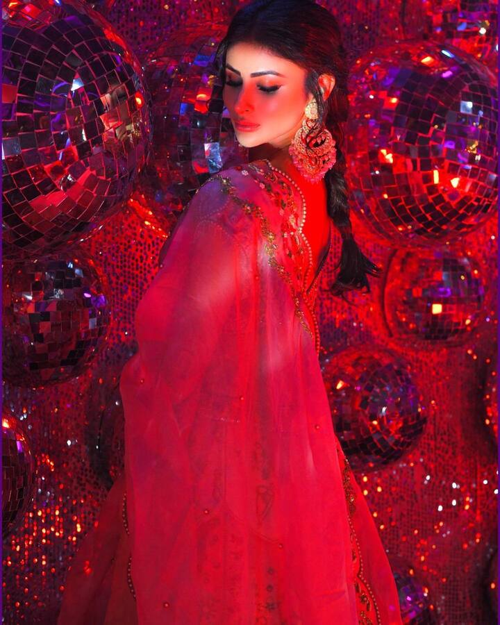 'Belle writing her own story..'असं कॅप्शन मौनीनं या फोटोला दिलं आहे.  (Mouni Roy/Instagram)