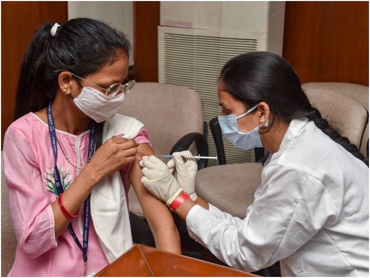 Former chief scientist of WHO Soumya Swaminathan on heart attack risk after Covid-19 vaccination Heart Attacks: कोविड और वैक्सीनेशन से हार्ट अटैक का खतरा बढ़ा? WHO की पूर्व चीफ साइंटिस्ट ने बताया