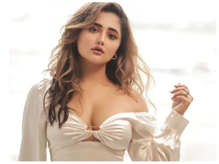 Rashami Desai Photos: टीवी जगत की मशहूर एक्ट्रेस रश्मि देसाई ने सोशल मीडिया पर अपनी कुछ फोटोज शेयर की हैं, जिनमें उनका अंदाज देखकर फैंस खुद पर काबू नहीं रख पा रहे हैं.