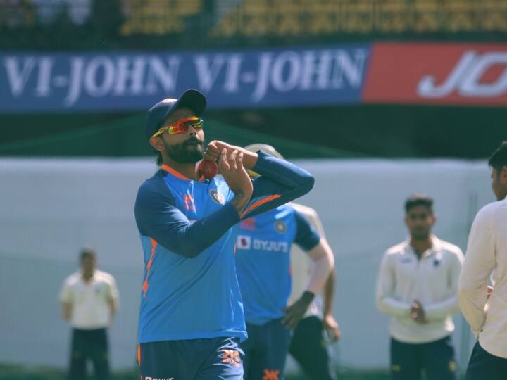 इसके अलावा तेज़ गेंदबाज़ों में मोहम्मद शमी, उमेश यादव और जयदेव उनादकट दिखाई दिए. शमी भी अब तक सीरीज़ में अच्छी फॉर्म में दिखाई दिए हैं. उन्होंने पहले टेस्ट में अपनी बल्लेबाज़ी से भी सभी को प्रभावित किया था. (फोटो सोर्स- बीसीसीआई)