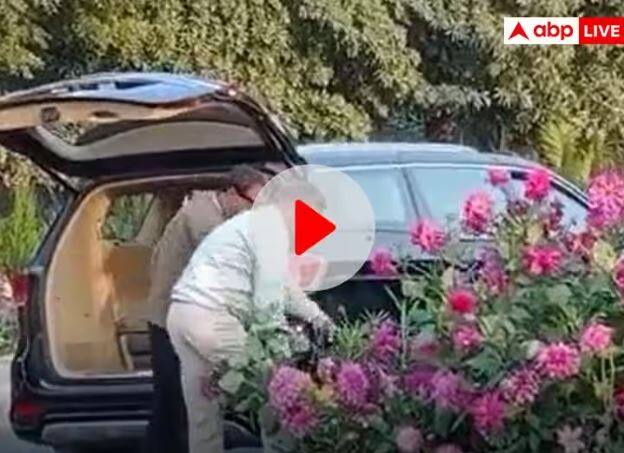 Haryana Two Men Allegedly Stealing flower pots set Up for G20 Event Gurugram watch Video ਲੱਖਾਂ ਦੀ ਕਾਰ 'ਚ ਫੁੱਲਾਂ ਦੇ ਗਮਲੇ ਚੋਰੀ, ਵੀਡੀਓ ਵਾਇਰਲ ਹੋਣ ਤੋਂ ਬਾਅਦ ਪ੍ਰਸ਼ਾਸਨ ਬੋਲਿਆ - ਹੋਵੇਗੀ ਕਾਰਵਾਈ