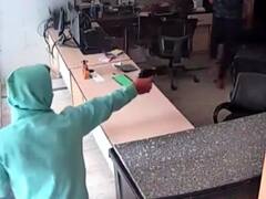 केबल ऑपरेटर ऑफिस में घुसकर दो लोगों पर ताबड़तोड़ फायरिंग, देखें वीडियो