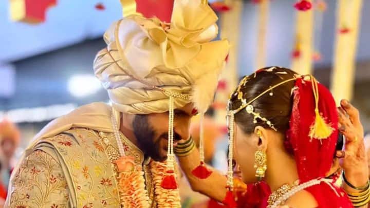 খবর অনুযায়ী নববধূ মিতালি পেশায় একজন বিজনেসওমেন এবং তাঁর একটি স্টার্টআপ কোম্পানিও আছে।