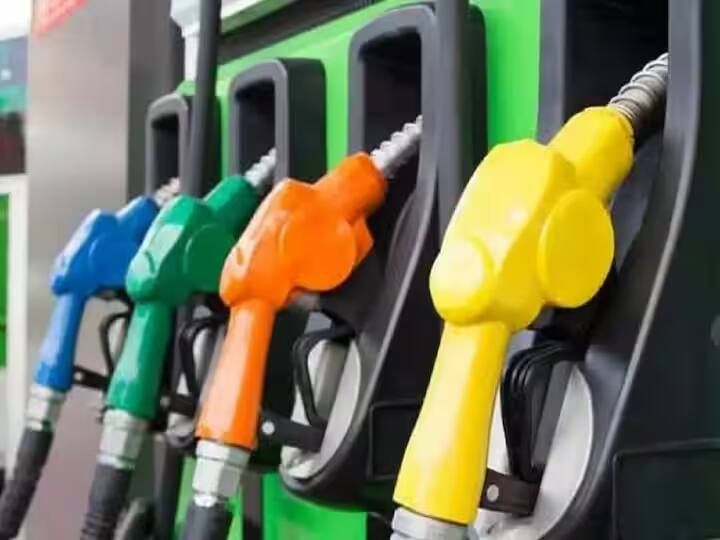 petrol diesel price on 13th march 2023 crude oil increased petrol diesel rates today Petrol Diesel Price : कच्च्या तेलाच्या दरात वाढ, टाकी फुल्ल करण्यासाठी किती रुपये खर्च होणार? पाहा तुमच्या शहरातील इंधनाचे दर