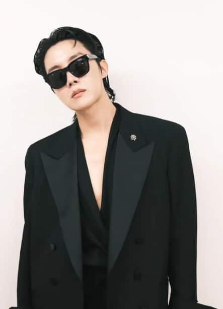 बीटीएस या जगप्रसिद्ध कोरियन ब्रॅंडचा सदस्य जे - होप सैन्यात भरती होणार आहे.