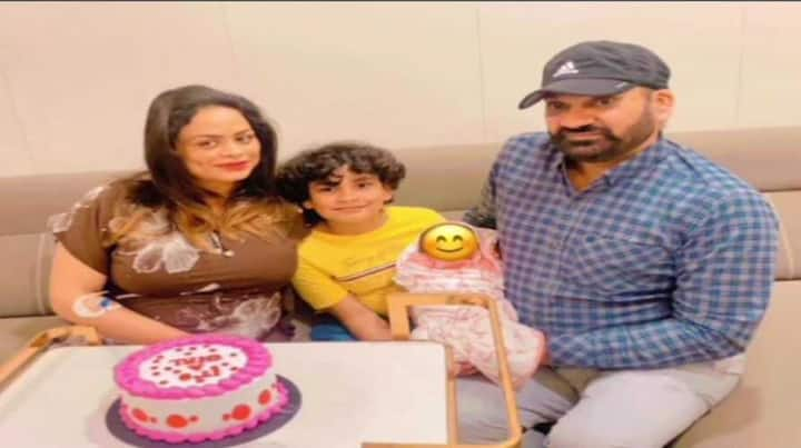 Gurlej Akhtar Baby Girl: ਗਾਇਕਾ ਨੇ ਹਾਲ ਹੀ 'ਚ ਇੱਕ ਧੀ ਨੂੰ ਜਨਮ ਦਿੱਤਾ ਹੈ। ਘਰ 'ਚ ਧੀ ਆਉਣ ਤੋਂ ਬਾਅਦ ਗੁਰਲੇਜ਼ ਤੇ ਉਸ ਦਾ ਪਰਿਵਾਰ ਕਾਫੀ ਖੁਸ਼ ਨਜ਼ਰ ਆ ਰਿਹਾ ਹੈ।