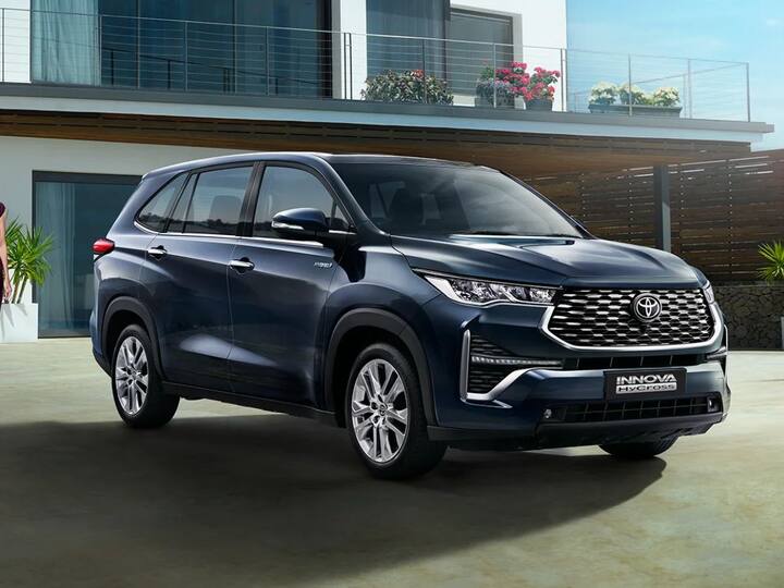 फीचर्स : नवीन इनोव्हा हायक्रॉसमध्ये हवेशीर फ्रंट सीट भारतातील उन्हाळ्यातील उष्णतेची काळजी घेते. यात JBL प्रीमियम 9 स्पीकर सिस्टमसह 25.65 सेमी (10.1-इंच) कनेक्ट केलेला डिस्प्ले ऑडिओ, दुसऱ्या रांगेसाठी सेगमेंट-फर्स्ट पॉवर्ड ऑटोमन सीट्स आणि मल्टी-झोन A/C सारखे फीचर्स यात मिळतात.