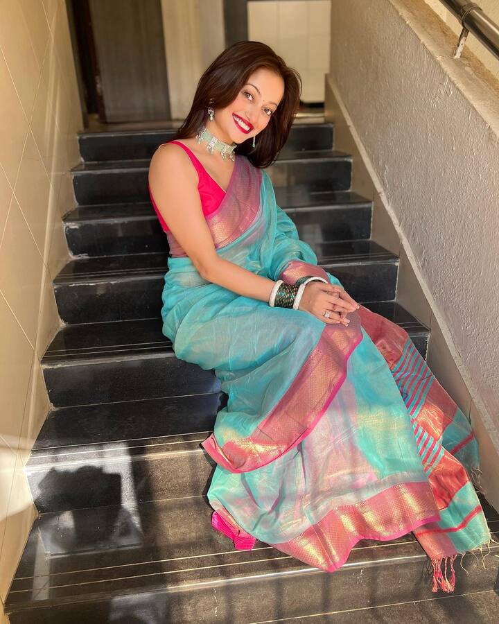 मानसी आनंदात दिसत असून ती स्माईल करत आहे. या फोटोवर लाईक, कमेंट्सचा पाऊस पडला आहे.