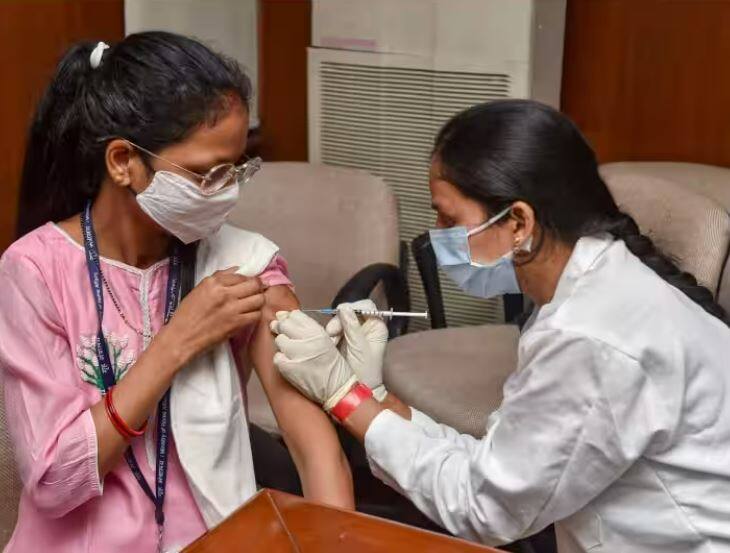 soumya swaminathan on heart attack risk after covid 19 vaccination Heart Attacks: કોવિડ અને વેક્સીનેશનથી હાર્ટ એટેકનો ખતરો વધ્યો ? જાણો કોણે આપ્યું આ નિવેદન