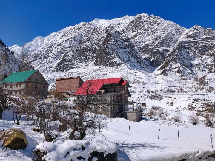 First Snowfall of Season : जम्म-काश्मीरमध्ये मोसमातील पहिली बर्फवृष्टी झाली आहे. काश्मीर खोऱ्यात श्रीनगरसह अनेक ठिकाणी बर्फवृष्टी झाली आहे.
