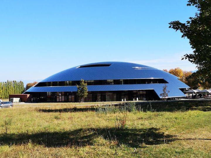 दुनिया का सबसे महंगा स्कूल स्विट्जरलैंड में है. इस स्कूल का नाम Institut Le Rosey है. यहां से स्पेन, इजिप्ट, बेल्जियम, ईरान और ग्रीस के राजाओं ने पढ़ाई की थी.