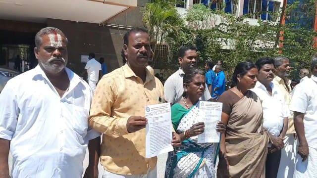 Dharmapuri: Pushcart shopkeepers complain against municipal employee for asking for bribe TNN தருமபுரி: லஞ்சம் கேட்பதாக நகராட்சி ஊழியர் மீது தள்ளு வண்டி கடைக்காரர்கள் புகார்