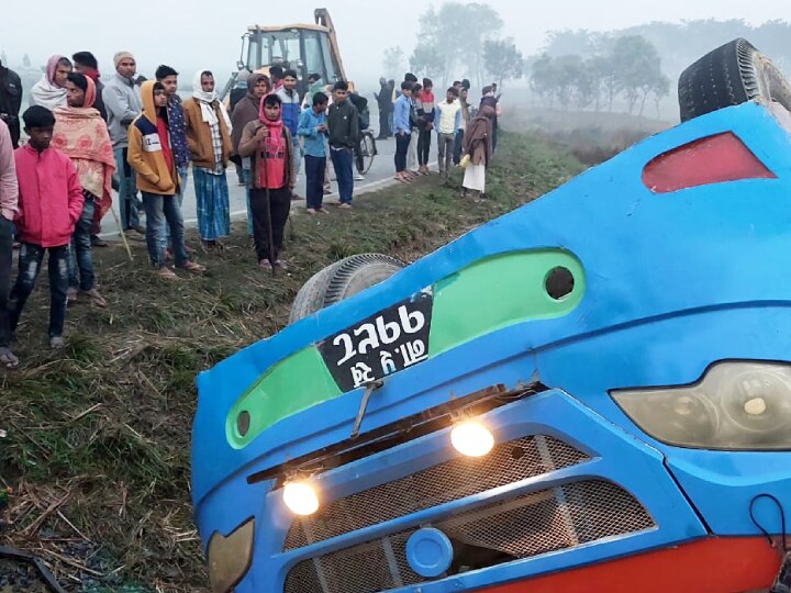 Road Accident: बिहार के बेतिया में बस पलटी, एक युवक की मौत, 50 से 55 लोग घायल, नेपाल से आई थी बारात