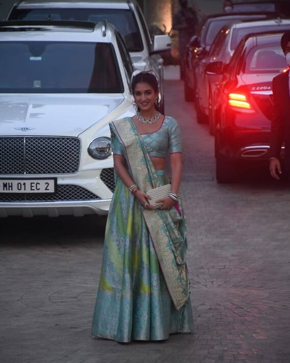 Radhika Merchant Photos: ईशा अंबानी के घर के बाहर स्पॉट हुईं अंबानी परिवार की छोटी बहू राधिका मर्चेंट, खूबसूरत लुक में तस्वीरें वायरल