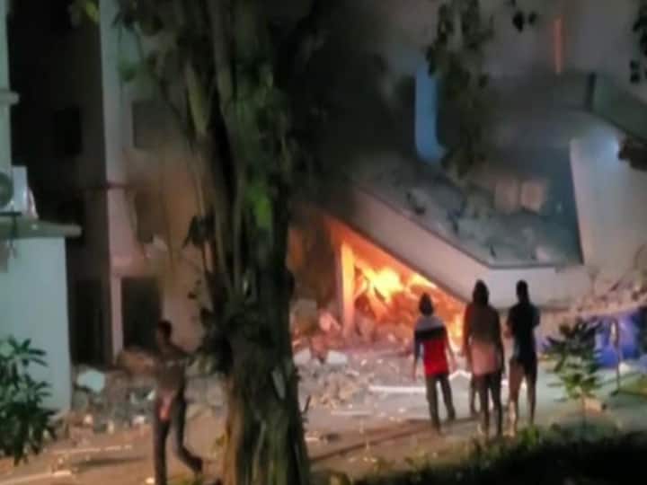 Gujarat Fire: वलसाड की फार्मा कंपनी में हुआ धमाका, बिल्डिंग का एक हिस्सा गिरा, तीन लोगों की मौत, 2 घायल Fire breaks out at Sarigam GIDC in Valsad 3 people died Rescue operation is still going on Gujarat Fire: वलसाड की फार्मा कंपनी में हुआ धमाका, बिल्डिंग का एक हिस्सा गिरा, तीन लोगों की मौत, 2 घायल