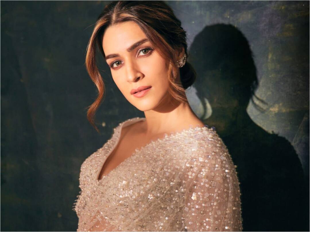 Kriti Sanon Bags The 'Best Actress' Title For 'Mimi'; Thanks Makers And Audience Kriti Sanon Bags The 'Best Actress' Title For 'Mimi'; Thanks Makers And Audience Kriti Sanon Bags The 'Best Actress' Title For 'Mimi'; Thanks Makers And Audience