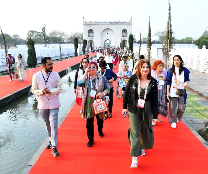 यावेळी त्यांनी मकबरा आणि परिसरातील सर्व माहिती जाणून घेतली