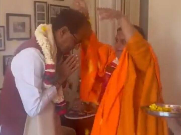 Watch: जब उमा ने लगाया तिलक तो शिव ने छुए पैर, मध्य प्रदेश की राजनीति की अनोखी तस्वीर MP News Uma Bharti congratulated Shivraj Singh Chouhan for closing liquor vends in Bhopal ann Watch: जब उमा ने लगाया तिलक तो शिव ने छुए पैर, मध्य प्रदेश की राजनीति की अनोखी तस्वीर