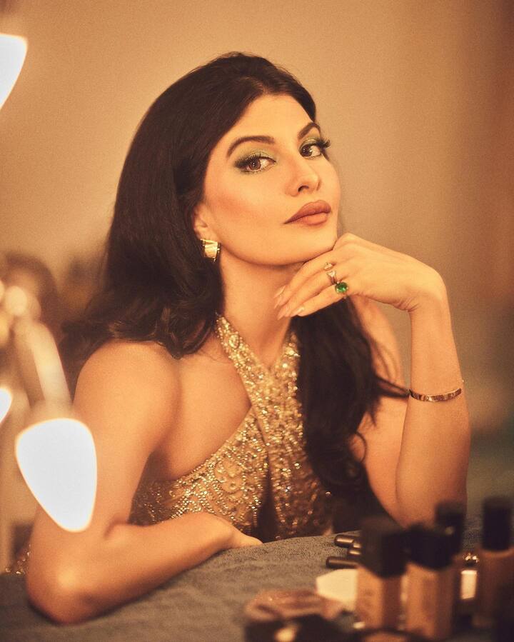 फोटोमध्ये जॅकलिन मेकअप रुममध्ये पोज देताना दिसत आहे.  (Jacqueline Fernandez/Instagram)