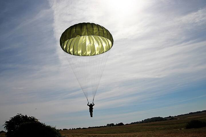 कई कारकों पर आधारित पैराशूट के प्रकार भी अलग-अलग होते हैं, जैसे - Round Parachute, Cruciform Parachute, Rogallo Wings, Ram-Air Parachutes, Round Parachute