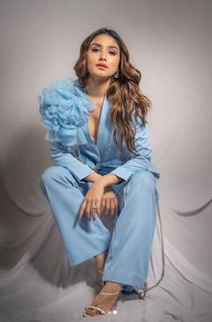 Donal Bisht: ਕੁਰਸੀ 'ਤੇ ਬੈਠੇ ਡੋਨਾਲ ਬਿਸ਼ਟ ਦੀਆਂ ਡੀਪਨੇਕ ਆਊਟਫਿਟ 'ਚ ਤਸਵੀਰਾਂ ਵਾਇਰਲ, ਪ੍ਰਸ਼ੰਸਕਾਂ ਦੇ ਉੱਡੇ ਹੋਸ਼