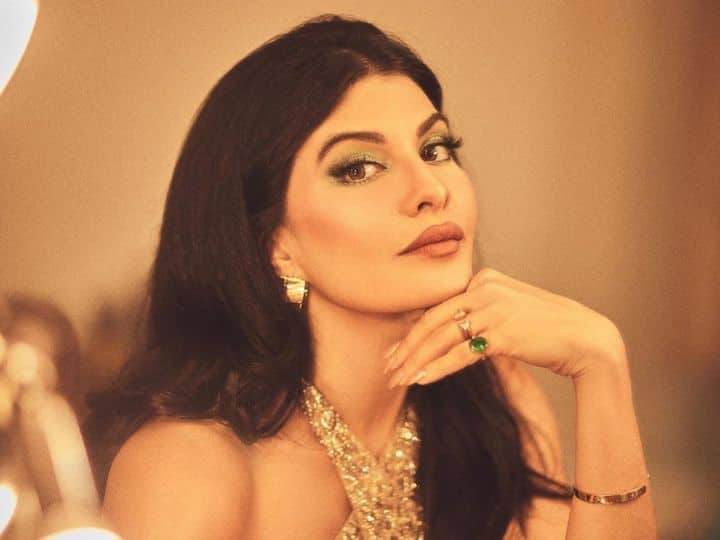 Jacqueline Fernandez Latest Pics: बी टाउन की फेमस एक्ट्रेस जैकलिन फर्नांडीस की लेटेस्ट तस्वीरें सामने आईं हैं. जिनमें जैकलिन फर्नांडीस गोल्डन ड्रेस में बवाल दिख रही हैं.