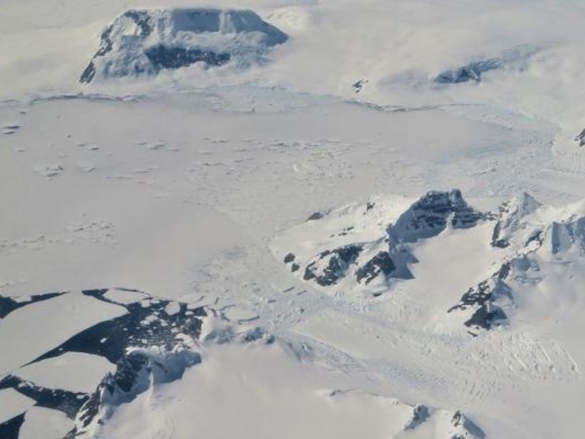 Seasonal changes in Antarctic ice sheet flow dynamics detected for the  first time