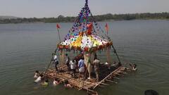 ஓசூர் அருகே 20 ஆண்டுகளுக்கு பிறகு நிரம்பிய ஏரி- மகிழ்ச்சியில் தெப்பம் விட்டு வழிபாடு நடத்திய கிராம மக்கள்
