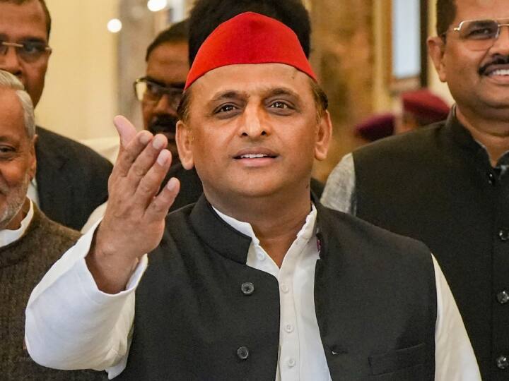 Akhilesh Yadav Reply on Viral Photo with accused Sadakat Khan of Umesh Pal Murder Case on Social Media See Photo Umesh Pal Murder: उमेश हत्याकांड के आरोपी के साथ तस्वीर वायरल होने पर अखिलेश यादव की प्रतिक्रिया, सांसद बर्क का किया समर्थन