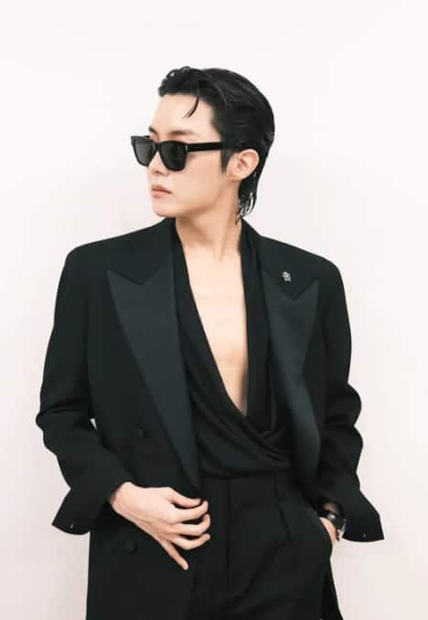 जे-होपने व्हिडीओ शेअर करत चाहत्यांना सैन्यात भरती होणार असल्याची माहिती दिली आहे.