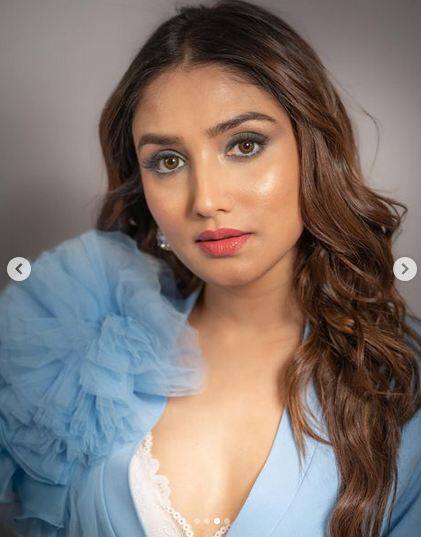 ਡੋਨਾਲ ਬਿਸ਼ਟ ਸੋਸ਼ਲ ਮੀਡੀਆ 'ਤੇ ਕਾਫੀ ਐਕਟਿਵ ਰਹਿੰਦੇ ਹਨ। ਇੰਸਟਾਗ੍ਰਾਮ 'ਤੇ ਉਸ ਦੇ 1.5 ਮਿਲੀਅਨ ਫਾਲੋਅਰਜ਼ ਹਨ।