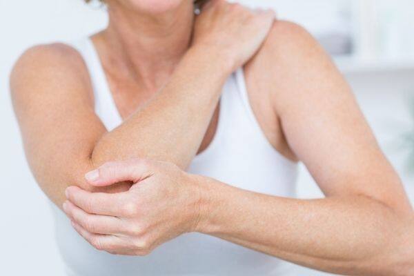 ऐसा ज्यादातर कोहनी के टकराने पर ही महसूस होता है. असल में कोहनी की जिस हड्डी के टकराने से हमे करंट जैसा महसूस होता है, उसे आम बोलचाल में 'फनी बोन' (Funny Bone) कहते हैं. मेडिकल साइंस की भाषा में इसको अल्नर नर्व (Ulnar Nerve) कहते हैं.