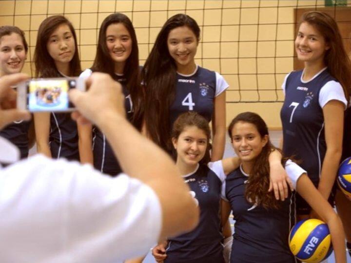 इस स्कूल में आम स्कूलों की तरह पढ़ाई नहीं होती. यहां बच्चों की शिक्षा पर विशेष ध्यान दिया जाता है. इस स्कूल में 420 बच्चों पर कुल 150 टीचरों को अपाइंट किया जाता है. यहां हर क्लास में सिर्फ 10 छात्र ही होते हैं.