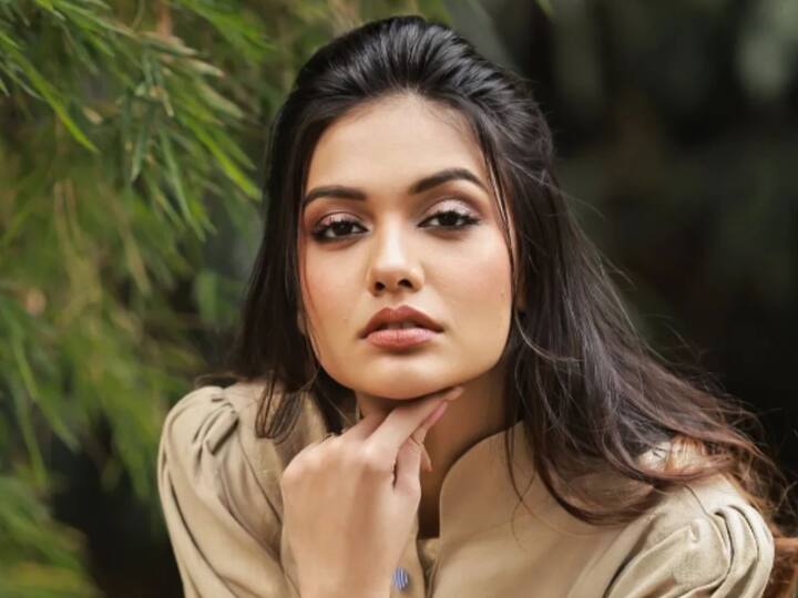 She wore subtle makeup, that included a light brown lipstick, eye-liner, mascara and tied her hair in a half ponytail. (Image Source: Instagram)