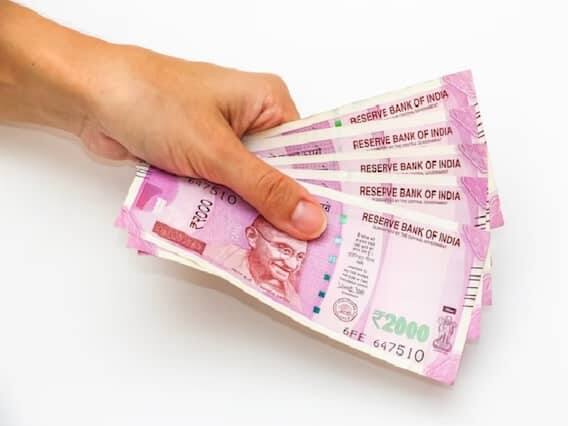 8 વર્ષથી 59 વર્ષની વચ્ચેની કોઈપણ વ્યક્તિ આ યોજના હેઠળ રોકાણ કરી શકે છે. આ પોલિસી હેઠળ, વીમા ધારકો 10, 13 અને 16 વર્ષ માટે પૈસા જમા કરી શકે છે, જે 16 થી 25 વર્ષની પરિપક્વતા પર પૈસા આપવામાં આવશે. 59 વર્ષની વ્યક્તિ 16 વર્ષ માટે વીમા પોલિસી પસંદ કરી શકે છે, જેથી તેની ઉંમર 75 વર્ષથી વધુ ન હોય. (તસવીર: Freepik.com)