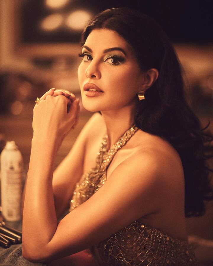 एका पुरस्कार सोहळ्यासाठी जॅकलिननं हा लूक केला होता.  (Jacqueline Fernandez/Instagram)