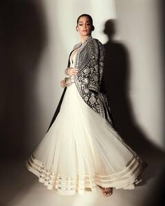 Sonam Kapoor: బ్లాక్ అండ్ వైట్‌లో బాలీవుడ్ బ్యూటీ, అమ్మగా మారినా అదే మెరుపు