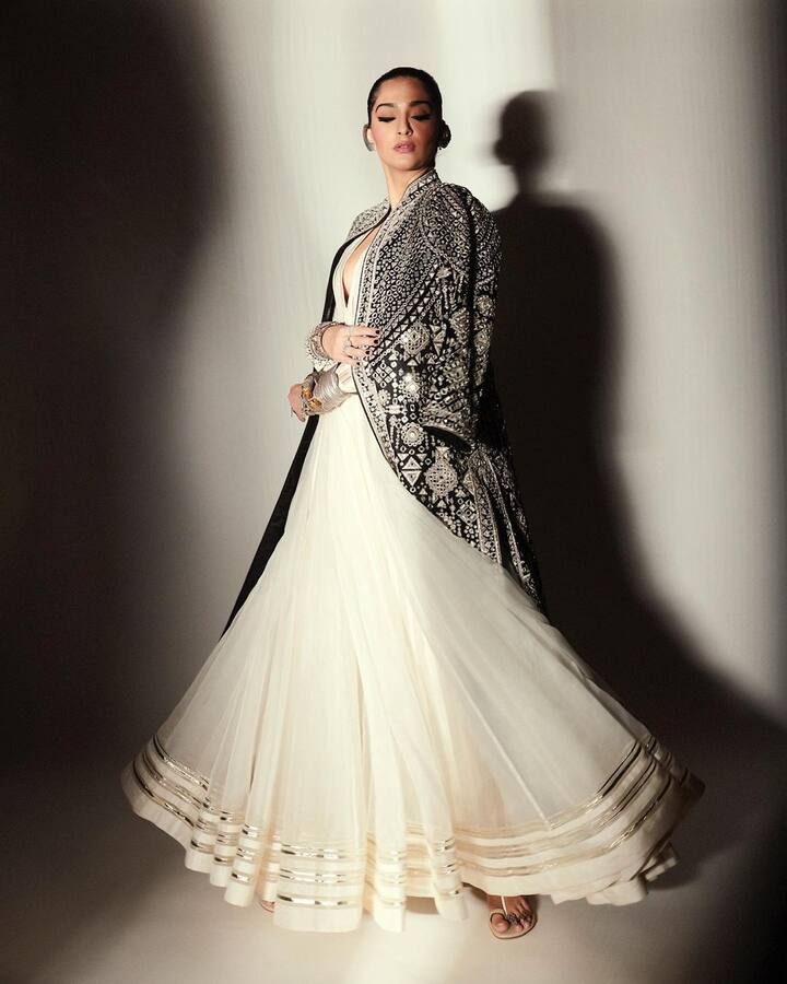 బాలీవుడ్లో అధిక రెమ్యునరేషన్ తీసుకుంటున్న హీరోయిన్లలో సోనమ్ కపూర్ ఒకరు. -Image Credit: Sonam Kapoor/Instagram