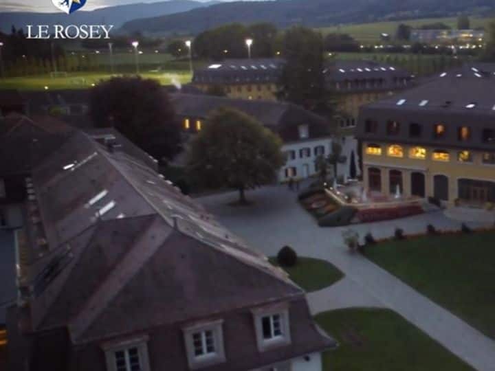 इस स्कूल में इतनी ज्यादा फीस लगती है कि आप सपने में भी अपने बच्चे को यहां पढ़ाने के बारे में सोच भी नहीं सकते. यहा हर बच्चे की फीस सालाना $130,000 यानि भारतीय मुद्रा में 1 करोड़ रुपये से भी ज्यादा है.