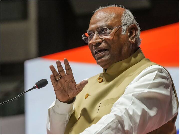 Congress said PM Modi's comment on Mallikarjun Kharge is an insult to Dalit society and voters Congress On PM Modi: पीएम मोदी के तंज पर कांग्रेस का पलटवार, 'उन्होंने केवल खरगे का अपमान नहीं किया बल्कि...'