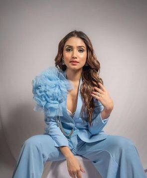 ਡੋਨਾਲ ਬਿਸ਼ਟ ਆਪਣੇ ਸਟਾਈਲਿਸ਼ ਅਤੇ ਬੋਲਡ ਅੰਦਾਜ਼ ਲਈ ਜਾਣੀ ਜਾਂਦੀ ਹੈ, ਉਨ੍ਹਾਂ ਦੀਆਂ ਇਹ ਤਸਵੀਰਾਂ ਪ੍ਰਸ਼ੰਸਕਾਂ ਨੂੰ ਕਾਫੀ ਪਸੰਦ ਆ ਰਹੀਆਂ ਹਨ।