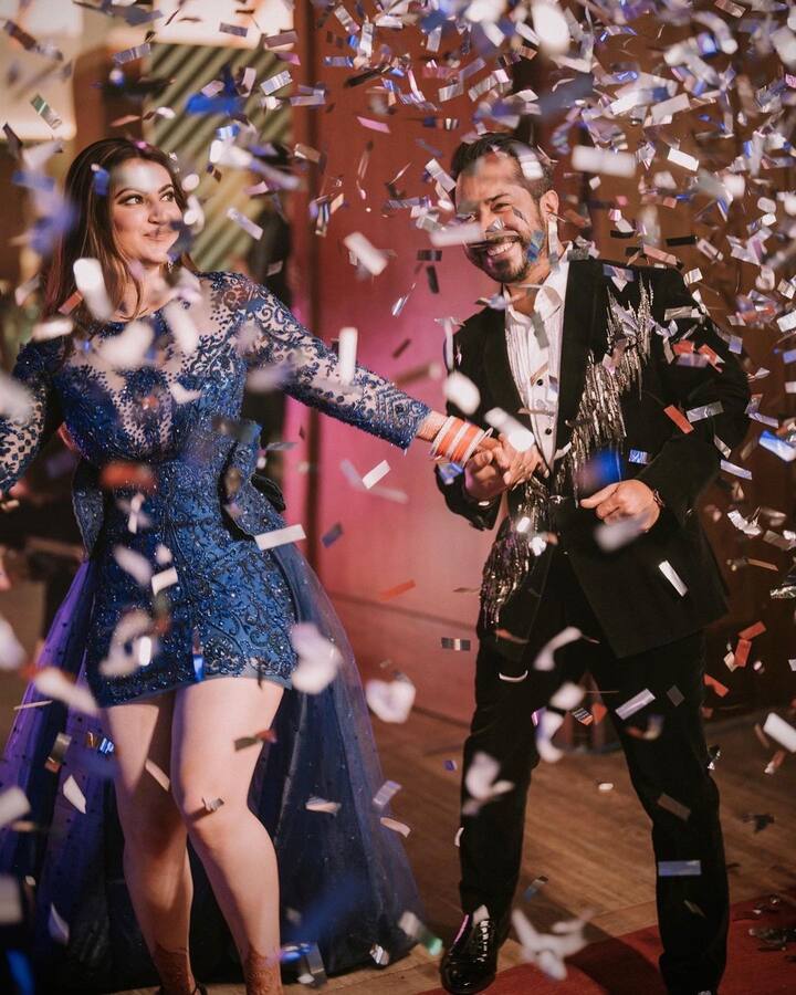 वेडिंग बैश की इन तस्वीरों में न्यूली-वेड्स कपल काफी ग्लैमरस लुक में दिखा. तस्वीरों में अभिषेक व्हाइट शर्ट के साथ ब्लैक जैकेट और पैंट में काफी डेशिंग लग रहे हैं.