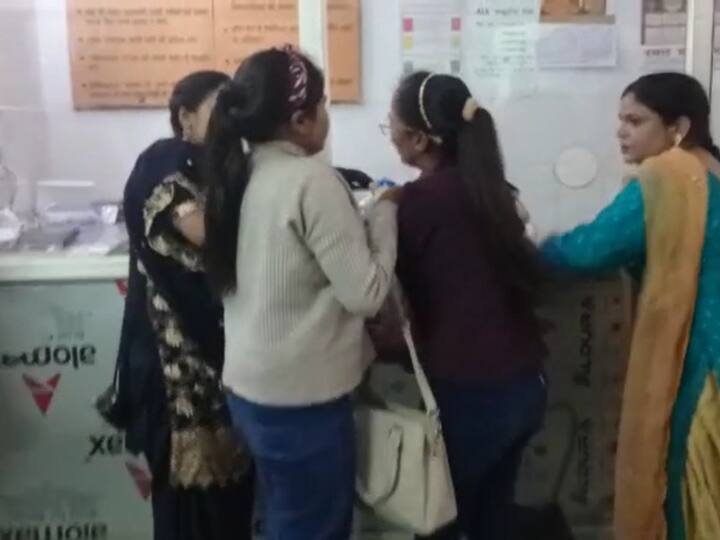 Etawah District Hospital 500 Rupees Asked for City Scan scuffle between two girls ANN Etawah News: सिटी स्कैन के नाम पर दलाली, 500 रुपये को लेकर दो लड़कियों में हाथापाई, जमकर चले लात-घूसे