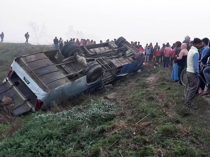 Bihar Bus Accident In Bettiah One Killed And 50 To 55 People Injured  Procession Had Come From Nepal Ann | Road Accident: बिहार के बेतिया में बस  पलटी, एक युवक की मौत,