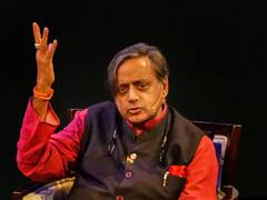 शशि थरूर को सुनने डिक्शनरी लेकर पहुंचा शख्स, सोशल मीडिया पर वीडियो देख लोगों ने लिए मजे