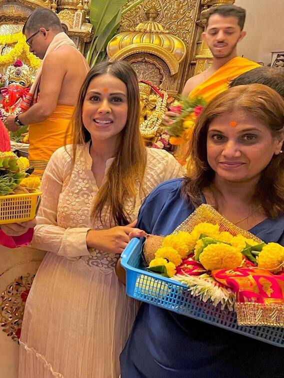 निया शर्मा ने अपनी मां के साथ किए सिद्धिविनायक के दर्शन