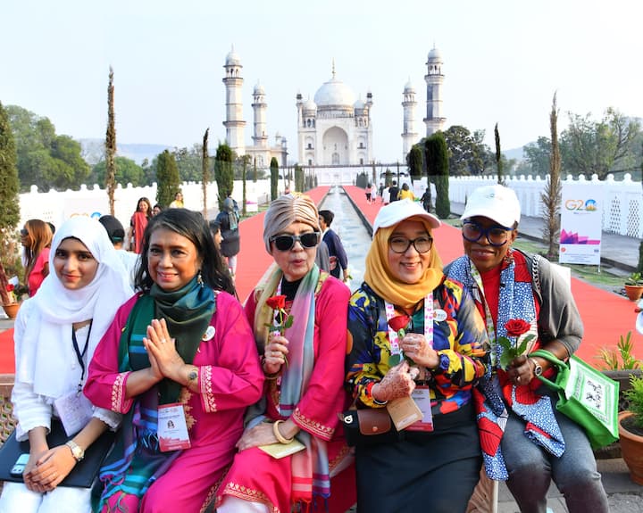 यावेळी भारतीय पुरातत्व विभागातर्फे पुष्पगुच्छ देऊन पाहुण्यांचे स्वागत करण्यात आले.