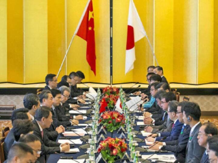 Japan China hold first security dialogue in 4 years know its meaning and significance abpp दुनिया में युद्ध के घुमड़ रहे बादलों के बीच जापान ने ऐसा क्या किया, अकड़ में रहने वाले चीन को बातचीत करने आना पड़ा?