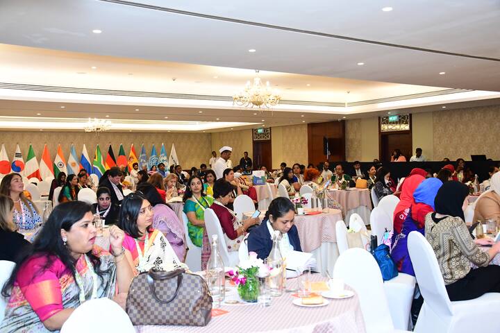 चौथ्या सत्रात 'इम्प्रूव्हिंग ऍक्सेस थ्रू इन्फ्रास्ट्रक्चर अँड स्किल टू ब्रिज द जेंडर डिजिटल डिव्हाईड' या विषयावरील चर्चेत लिंग आधारित डिजिटल भेदभाव दूर करणे,  यावर चर्चा झाली.